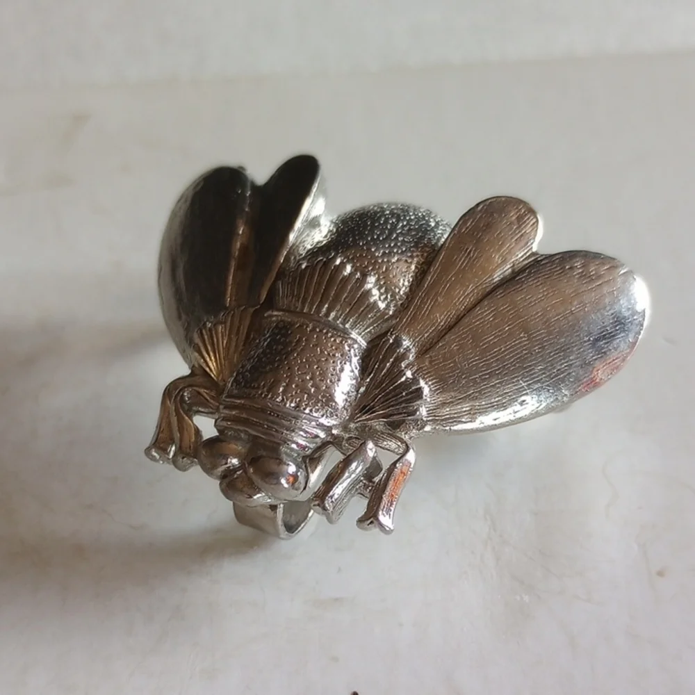 ADORABLE VINTAGE BEE SCARF PIN PENDANT SIGNED 1975 MIMI HALLMARKS